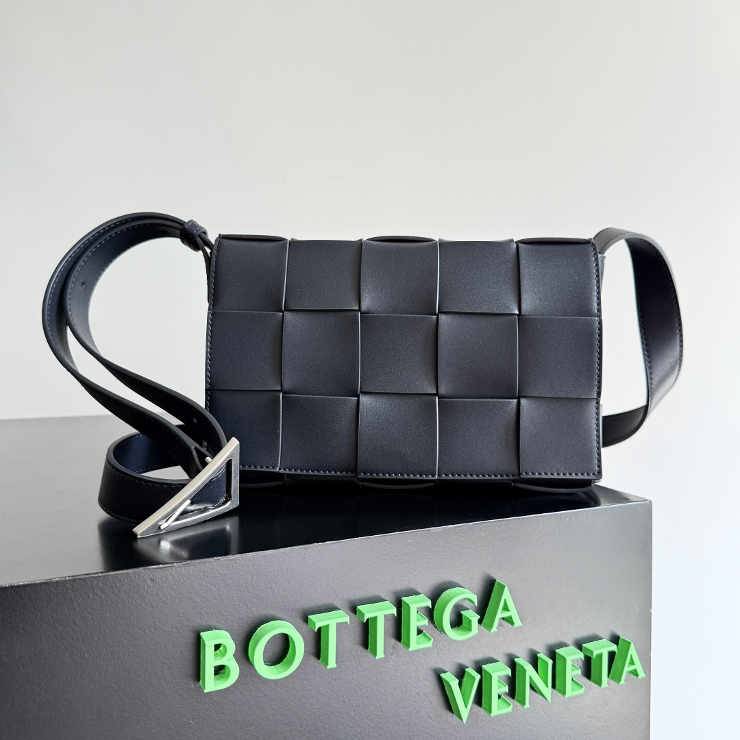 NO:701243,Special grade original leather BV | New CASSETTE China exclusive limited edition, limited to 134 pieces in China, 21500 sold on the official website. The unique black gun buckle forms a style contrast with the outside, and there is no collision. Model 708768; size 23*15*6cm, special grade BV, Bottega Veneta19860909特级 原厂皮 BV|新款CASSETTE中国独家限量版 中国限定134只,官网在售21500 独一无二的黑色枪扣 与外部形成风格反差,绝无撞包. 型号708768；尺寸23*15*6cm,特级BV,bottega veneta,Bag