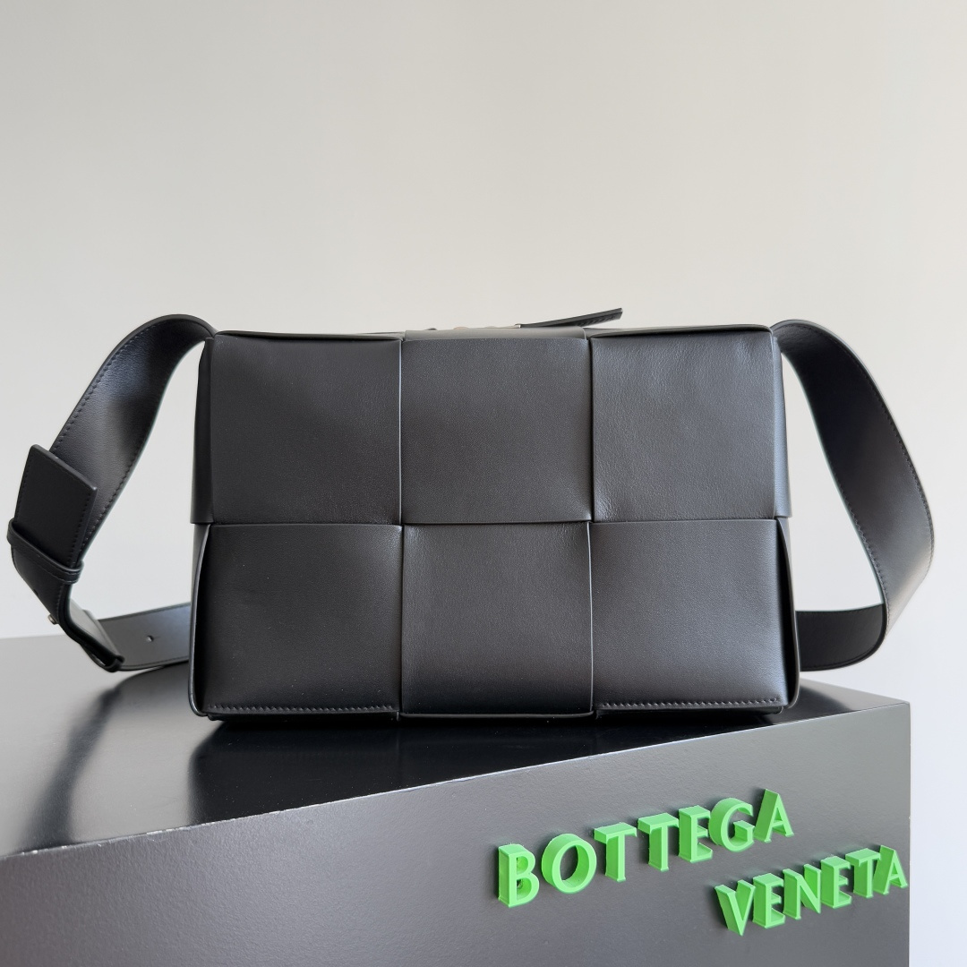 NO:339805,Extra-grade original leather BOTTEGA VENETA new small ARCO camera bag The bag is a unique woven design, which looks like a scattered small square, with a particularly strong design sense!  It's very eye-catching. Although the bag is not big, it's actually very cute and charming!  You can go out with just one back, which is very worry-free!  It is very cost-effective and suitable for all men who have backpack habits. The upper body is really handsome and very low-key!  I think it’s very suitable to memorize at work every day, and it won’t feel rigid and fashionable!  Very tonal!  Model number 731165 Size 28*18*9cm, Super BV, bottega veneta, bottega veneta, backpacks19860909特级 原厂皮 BOTTEGA VENETA新品小号ARCO相机包 包包是独特的编织设计,看起来像是分散的小方块,设计感特别强！非常抓人眼球虽然包包不大,但其实特别能装 可爱魅力无法抵挡啊！一背就能出门,超省心！性价比很高适合所有有背包习惯的男士,上身真的巨帅,而且非常低调！日常上班背我觉得很合适,不会很死板又很时尚的感觉！很有调性！ 款号731165 尺寸28*18*9cm,特级BV,bottega veneta,bottega veneta,backpacks,Bag