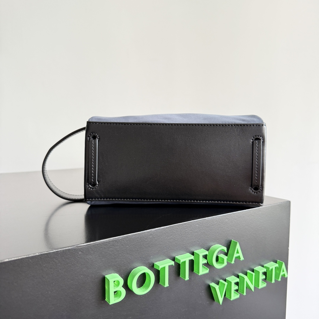 Bottega Veneta Nylon Travel Pouch, Large Capacity Cosmetic Organizer, 20 cm 7 cmp i1745907347662 2719 0 6