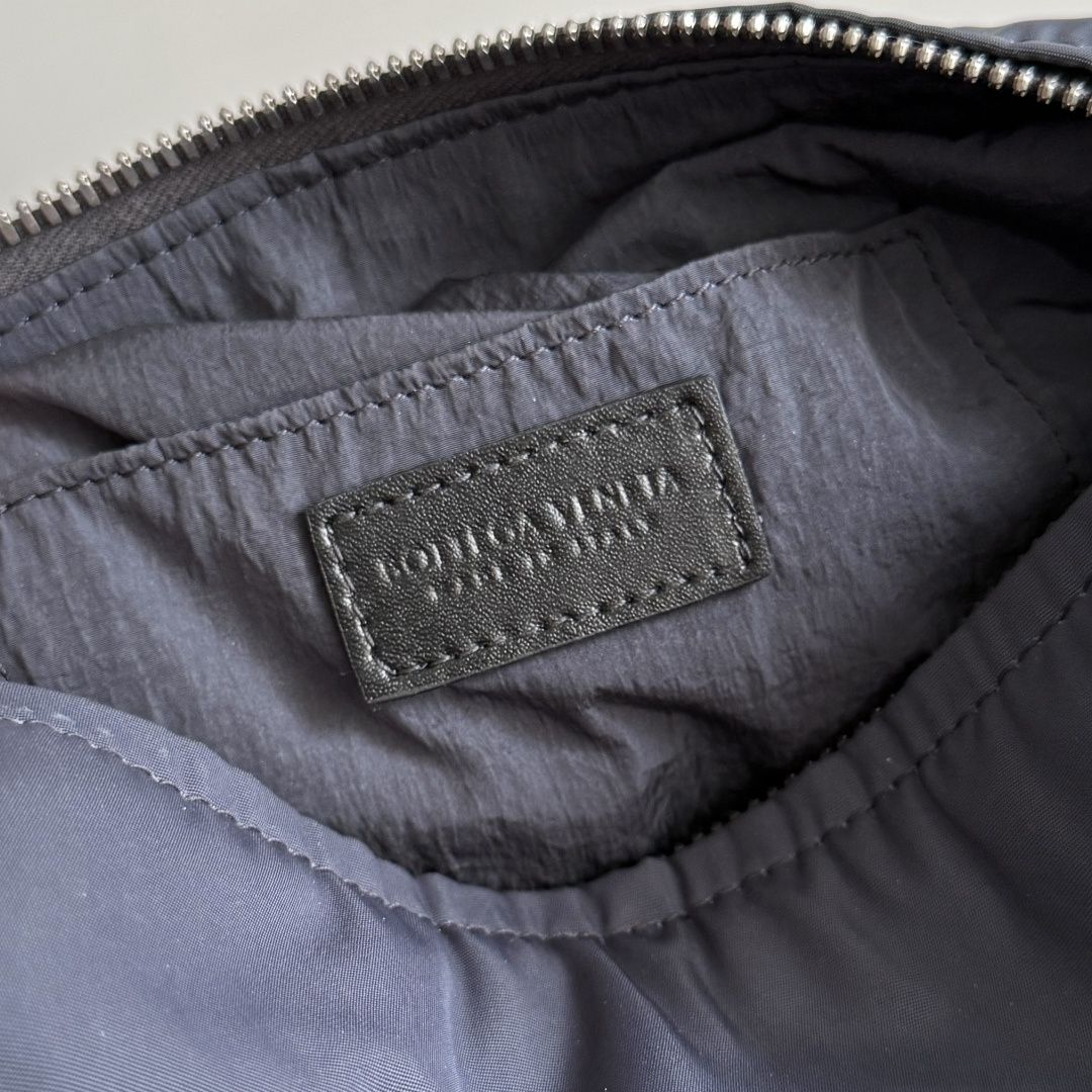 Bottega Veneta Nylon Travel Pouch, Large Capacity Cosmetic Organizer, 20 cm 8 cmp i1745907357921 608 0 7