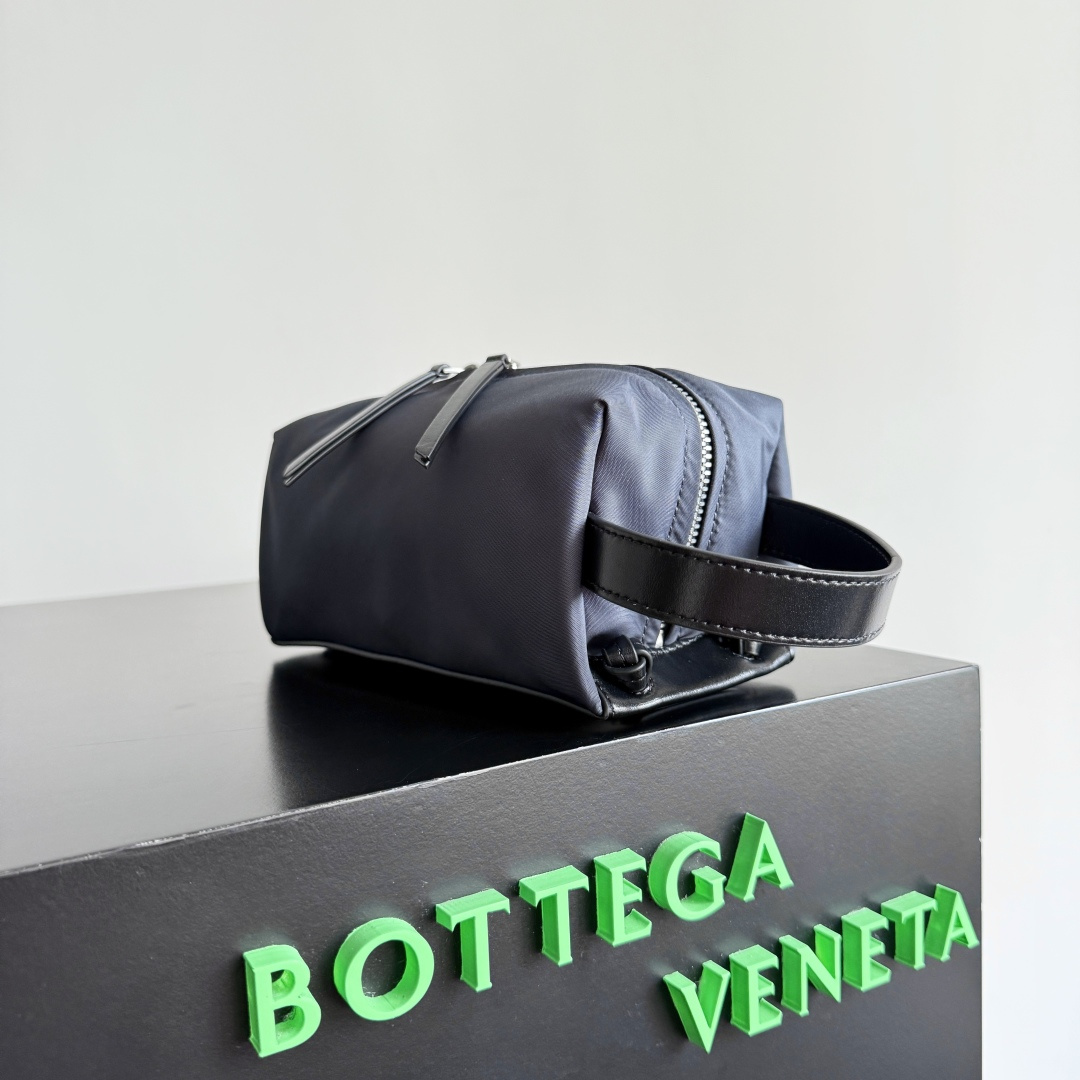 Bottega Veneta Nylon Travel Pouch, Large Capacity Cosmetic Organizer, 20 cm 9 cmp i1745907357922 7079 0 8