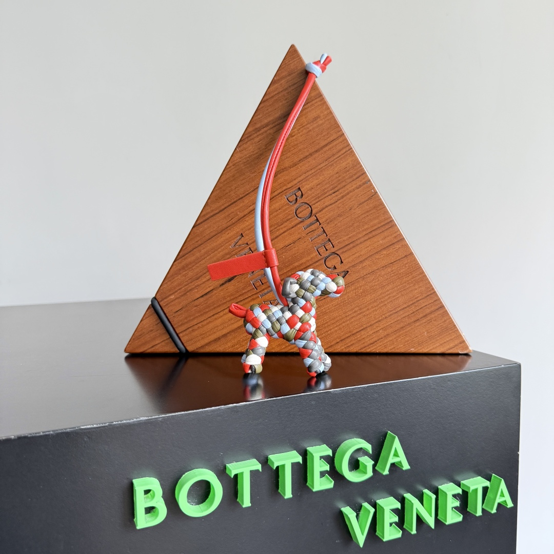 NO:338422,BOTTEGA VENETA new puppy style pendant. The woven puppy has launched a leather woven puppy style pendant. It can be hung on any handheld. It is as cute and exquisite as it is paired with a bag. It is cute and cute, and it can touch your heart at any time. You can hang a bag or a keychain. Who can refuse such a cute puppy? Model number 807068, special BV, bottega veneta, bottega veneta, keychain19860909BOTTEGA VENETA新品小狗造型吊坠 编织小狗上线了皮革编织小狗造型吊坠,可挂于任何手提上,搭配包包一样可爱精致又出彩.萌萌又可爱,随时打动你的心.可以挂包包上也可以挂钥匙扣,这么可爱的小狗谁能拒绝啊 款号807068,特级BV,bottega veneta,bottega veneta,keychain,Bag