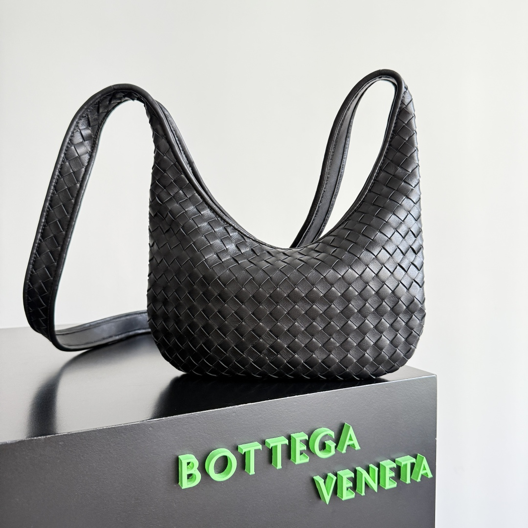 NO:339766,Extra-grade original leather BOTTEGA VENETA new men's small Veneto crossbody bag is made of lambskin, which extends elegantly to the strap. The upper body is perfectly fitted, and the light and neat shape is suitable for all your choices on business trips or daily life. The top zipper, two internal compartments, and the capacity is super large. It is redesigned with a classic Veneta shape and has become a crossbody bag, which is simple and yet has a style. Although it is a positioned man's bag, it is also very suitable for girls' backs!  Super handsome on the back!  It has a more aura~ The shoulder strap is designed reasonably, and it is comfortable and stylish when cross-body. The bag has a practical capacity and is easy to install in daily life~ Whether it is a casual outfit or a formal outfit to commute, the fashion sense will rise sharply on your back!  Model number 836918 Size 27*17*2.5cm, Super BV, bottega veneta, bottega veneta, satchels, crossbody bags, sheepskin19860909特级 原厂皮 BOTTEGA VENETA 新品男士小号Veneto斜挎包 由小羊皮制成,优雅地延伸至背带,上身完美贴合,轻盈利落的造型适用您出差、旅行或日常的所有选择.顶部拉链,内部两个隔层,容量超大.用经典的Veneta形体再改版设计而成,变成了一款可以斜挎的包包,简约又不失格调.虽是定位男包,可女生背也超合适！背上身超帅气！更有气场~肩带设计合理,斜挎起来舒适又有型.包身容量实用,日常所需轻松装下~无论是搭配休闲装出街,还是搭配正装通勤,背上它,时尚感直线上升！ 款号836918 尺寸27*17*2.5cm,特级BV,bottega veneta,bottega veneta,satchels,crossbody bags,sheepskin,Bag