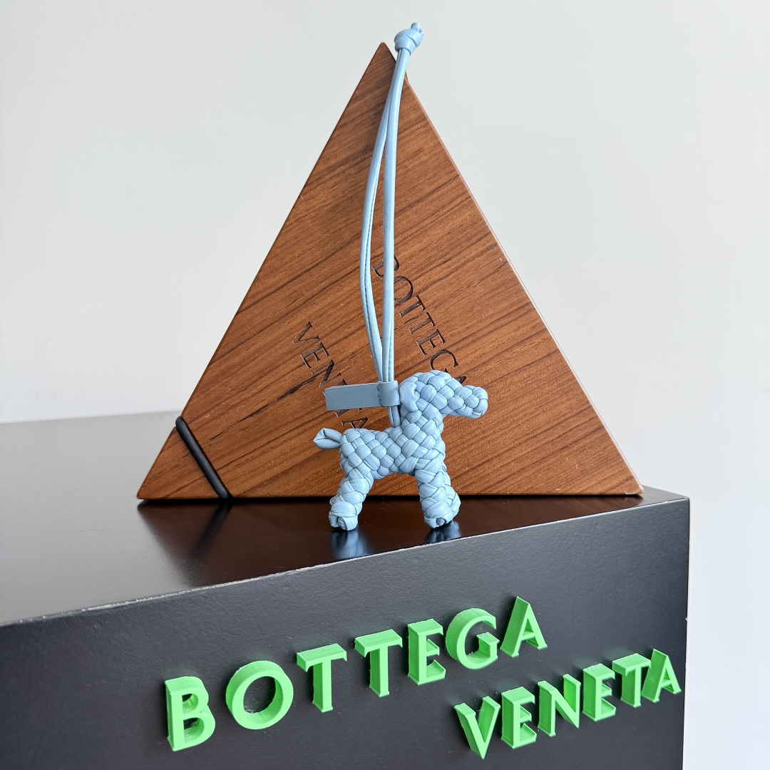 NO:338394,BOTTEGA VENETA new puppy style pendant. The woven puppy has launched a leather woven puppy style pendant. It can be hung on any handheld. It is as cute and exquisite as it is paired with a bag. It is cute and cute, and it can touch your heart at any time. You can hang a bag or a keychain. Who can refuse such a cute puppy? Model number 807068, special BV, bottega veneta, bottega veneta, keychain19860909BOTTEGA VENETA新品小狗造型吊坠 编织小狗上线了皮革编织小狗造型吊坠,可挂于任何手提上,搭配包包一样可爱精致又出彩.萌萌又可爱,随时打动你的心.可以挂包包上也可以挂钥匙扣,这么可爱的小狗谁能拒绝啊 款号807068,特级BV,bottega veneta,bottega veneta,keychain,Bag