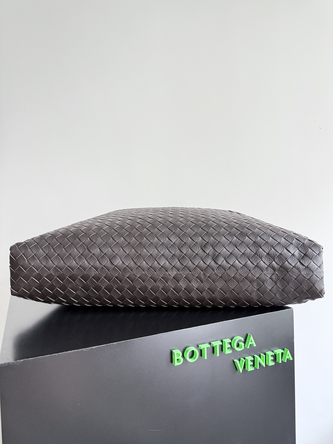 Bottega Veneta Traveler Large Leather Tote Bag, Travel, Work, and Everyday Use 5 cmp i1748624063761 6687 0 3