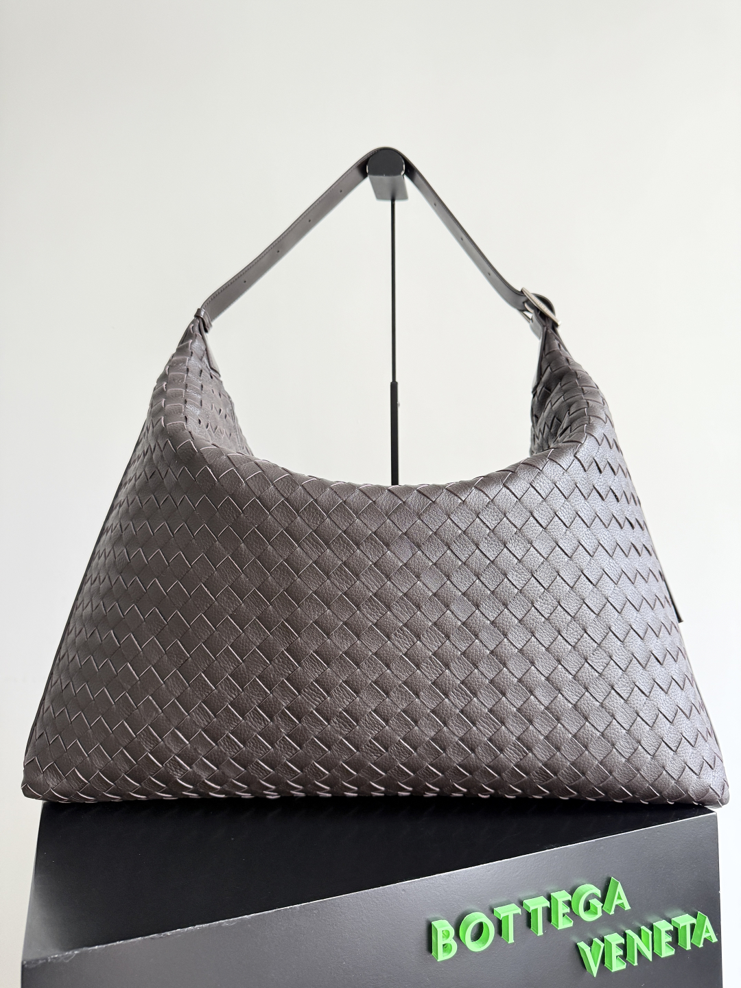 Bottega Veneta Traveler Large Leather Tote Bag, Travel, Work, and Everyday Use 2 cmp i1748624063762 2524 0 0