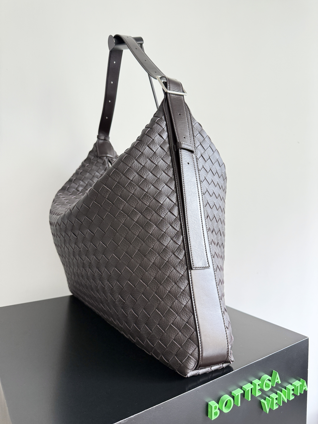 Bottega Veneta Traveler Large Leather Tote Bag, Travel, Work, and Everyday Use 3 cmp i1748624066014 3316 0 1
