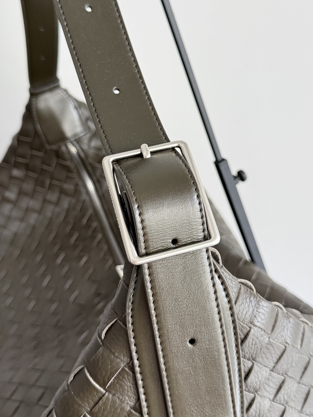 Bottega Veneta Traveler Large Capacity Duffle Bag - Deerskin Leather 4 cmp i1748624124691 6590 0 2