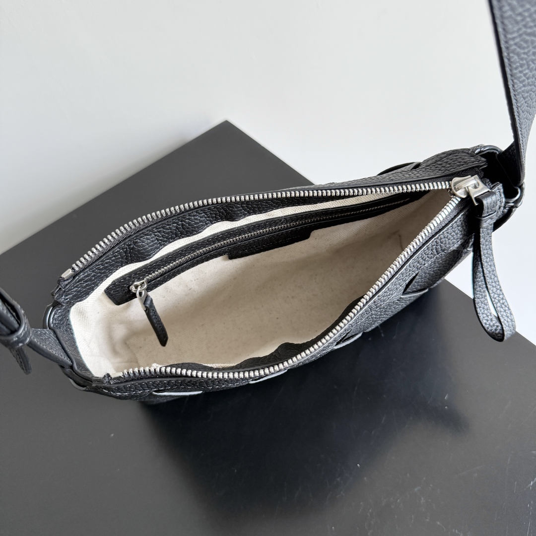BOTTEGA VENETA葆蝶家2025新品Diago拉链背提包，夏日小包上新啦[转圈]采用优质小牛皮制作的新款男士斜挎包，整体呈现自然的纹理，随着光线不同包包的光泽感随时在发生变化，看似简约的包包，在细节处十分用心，绝对是精心手工制作才能达到这种效果，小牛皮皮质细腻柔软，贴身背着特别舒服，内里还附有一个带拉链大隔层和开口式内衬，出门逛街旅行，有这么一个轻便柔软的小包可以解放双手，减轻出行负担，开心值都能再往上提一提
款号：837112
尺寸：25*15*5cm