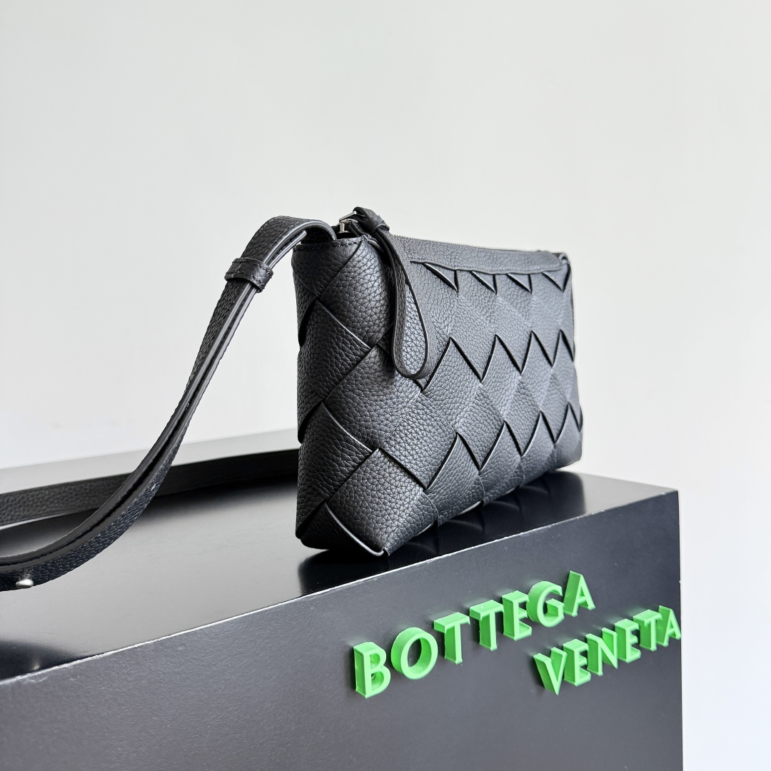BOTTEGA VENETA葆蝶家2025新品Diago拉链背提包，夏日小包上新啦[转圈]采用优质小牛皮制作的新款男士斜挎包，整体呈现自然的纹理，随着光线不同包包的光泽感随时在发生变化，看似简约的包包，在细节处十分用心，绝对是精心手工制作才能达到这种效果，小牛皮皮质细腻柔软，贴身背着特别舒服，内里还附有一个带拉链大隔层和开口式内衬，出门逛街旅行，有这么一个轻便柔软的小包可以解放双手，减轻出行负担，开心值都能再往上提一提
款号：837112
尺寸：25*15*5cm