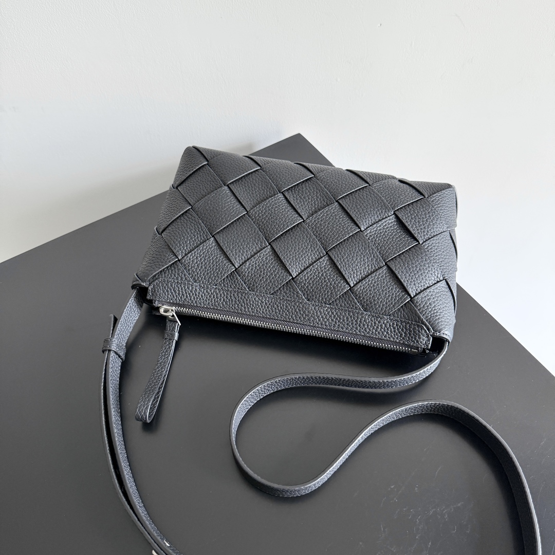 BOTTEGA VENETA葆蝶家2025新品Diago拉链背提包，夏日小包上新啦[转圈]采用优质小牛皮制作的新款男士斜挎包，整体呈现自然的纹理，随着光线不同包包的光泽感随时在发生变化，看似简约的包包，在细节处十分用心，绝对是精心手工制作才能达到这种效果，小牛皮皮质细腻柔软，贴身背着特别舒服，内里还附有一个带拉链大隔层和开口式内衬，出门逛街旅行，有这么一个轻便柔软的小包可以解放双手，减轻出行负担，开心值都能再往上提一提
款号：837112
尺寸：25*15*5cm