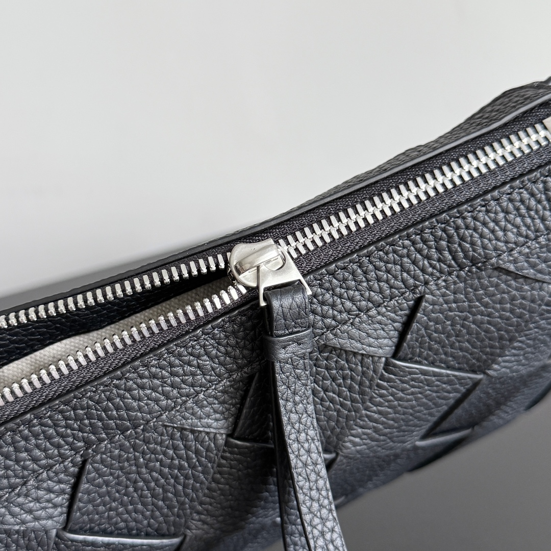BOTTEGA VENETA葆蝶家2025新品Diago拉链背提包，夏日小包上新啦[转圈]采用优质小牛皮制作的新款男士斜挎包，整体呈现自然的纹理，随着光线不同包包的光泽感随时在发生变化，看似简约的包包，在细节处十分用心，绝对是精心手工制作才能达到这种效果，小牛皮皮质细腻柔软，贴身背着特别舒服，内里还附有一个带拉链大隔层和开口式内衬，出门逛街旅行，有这么一个轻便柔软的小包可以解放双手，减轻出行负担，开心值都能再往上提一提
款号：837112
尺寸：25*15*5cm