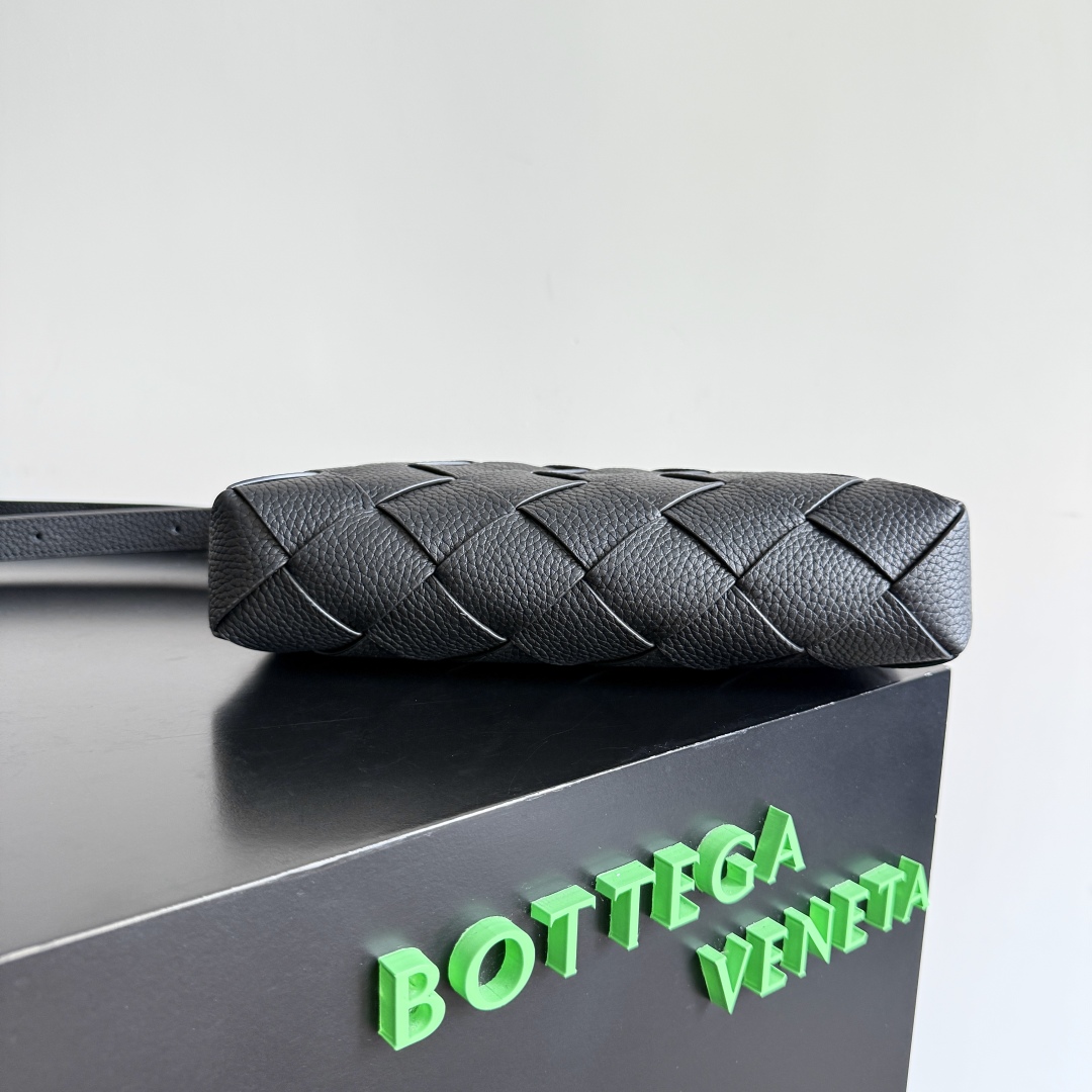 BOTTEGA VENETA葆蝶家2025新品Diago拉链背提包，夏日小包上新啦[转圈]采用优质小牛皮制作的新款男士斜挎包，整体呈现自然的纹理，随着光线不同包包的光泽感随时在发生变化，看似简约的包包，在细节处十分用心，绝对是精心手工制作才能达到这种效果，小牛皮皮质细腻柔软，贴身背着特别舒服，内里还附有一个带拉链大隔层和开口式内衬，出门逛街旅行，有这么一个轻便柔软的小包可以解放双手，减轻出行负担，开心值都能再往上提一提
款号：837112
尺寸：25*15*5cm