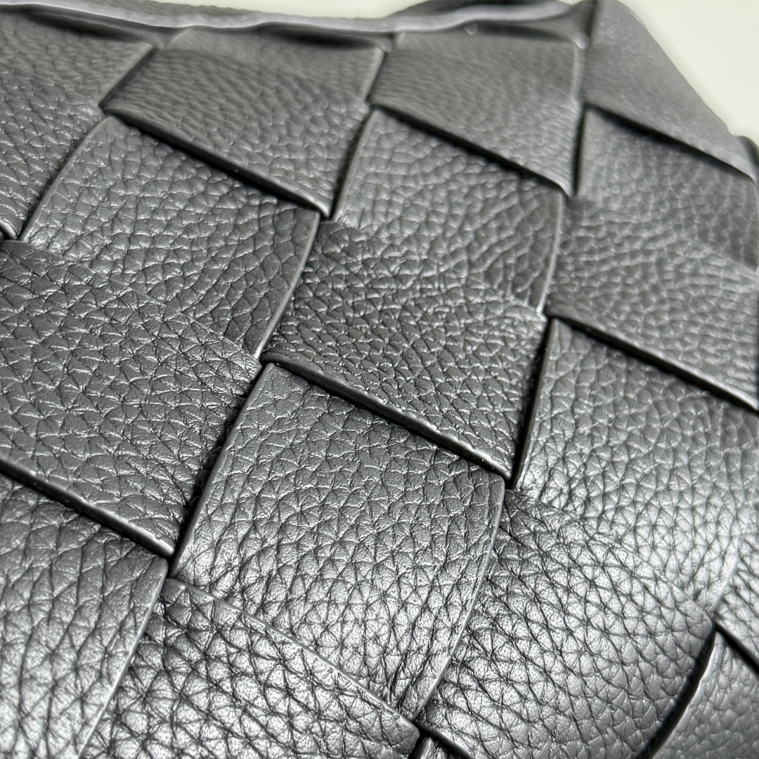 BOTTEGA VENETA葆蝶家2025新品Diago拉链背提包，夏日小包上新啦[转圈]采用优质小牛皮制作的新款男士斜挎包，整体呈现自然的纹理，随着光线不同包包的光泽感随时在发生变化，看似简约的包包，在细节处十分用心，绝对是精心手工制作才能达到这种效果，小牛皮皮质细腻柔软，贴身背着特别舒服，内里还附有一个带拉链大隔层和开口式内衬，出门逛街旅行，有这么一个轻便柔软的小包可以解放双手，减轻出行负担，开心值都能再往上提一提
款号：837112
尺寸：25*15*5cm