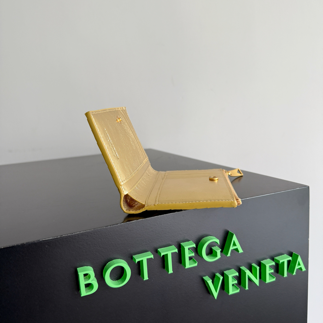 BOTTEGA VENETA葆蝶家新品编织小钱包出货啦！！！🥰🥰细选头层羊皮面料制作，轻奢的小钱包，外观优雅大气的同时，它的实用性也是满满的哦，可以同时收纳零钱和驾照与各种卡，小小一个能够放进口袋里随身携带，真的非常方便[鼓掌][鼓掌]
款号：667468
尺寸：14.5*9.3*2cm