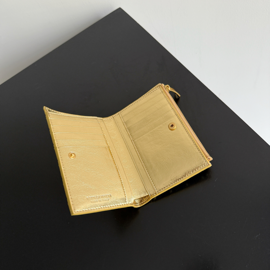 BOTTEGA VENETA葆蝶家新品编织小钱包出货啦！！！🥰🥰细选头层羊皮面料制作，轻奢的小钱包，外观优雅大气的同时，它的实用性也是满满的哦，可以同时收纳零钱和驾照与各种卡，小小一个能够放进口袋里随身携带，真的非常方便[鼓掌][鼓掌]
款号：667468
尺寸：14.5*9.3*2cm