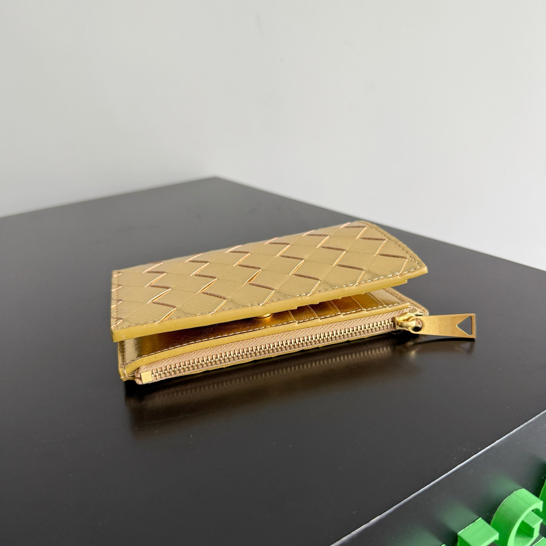 BOTTEGA VENETA葆蝶家新品编织小钱包出货啦！！！🥰🥰细选头层羊皮面料制作，轻奢的小钱包，外观优雅大气的同时，它的实用性也是满满的哦，可以同时收纳零钱和驾照与各种卡，小小一个能够放进口袋里随身携带，真的非常方便[鼓掌][鼓掌]
款号：667468
尺寸：14.5*9.3*2cm