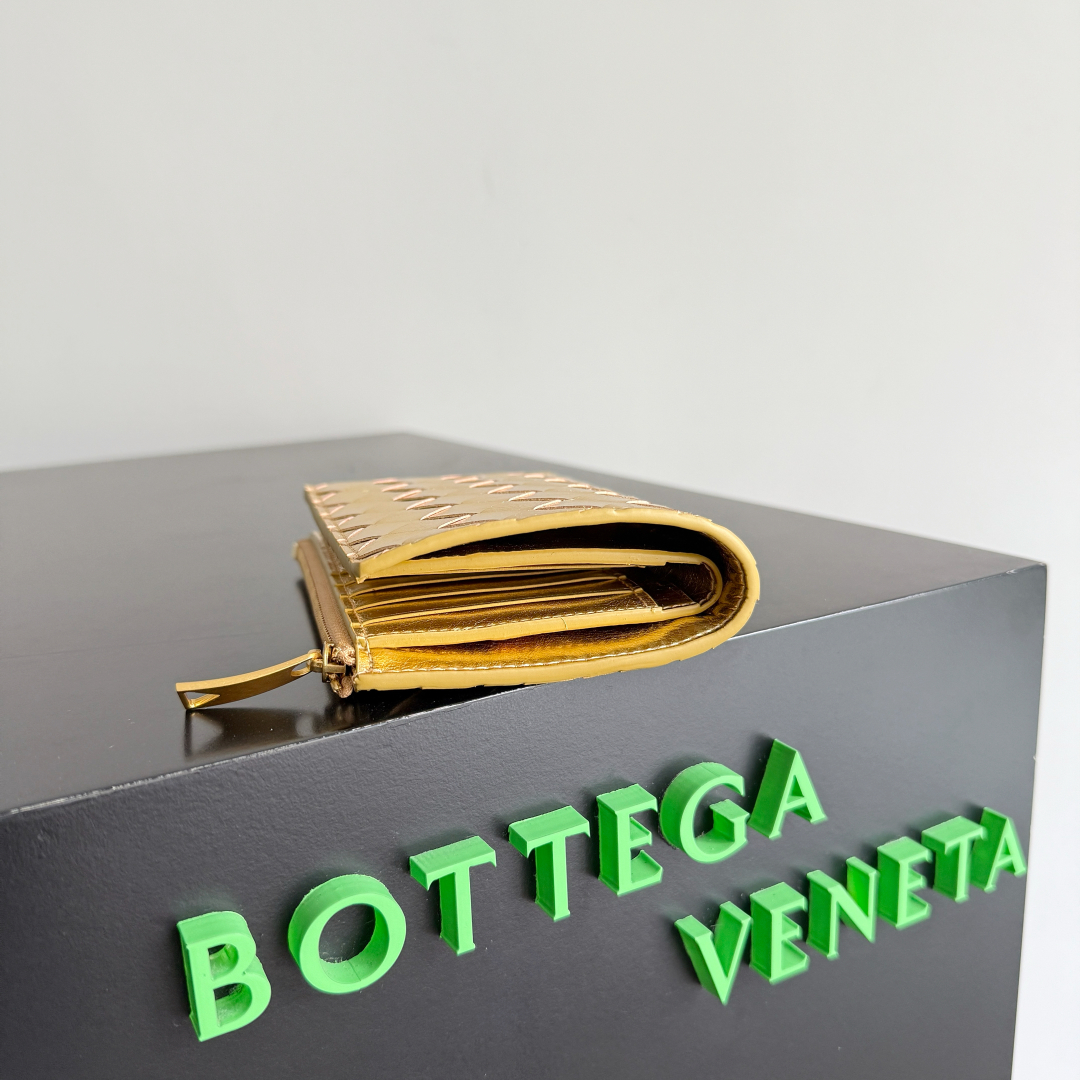 BOTTEGA VENETA葆蝶家新品编织小钱包出货啦！！！🥰🥰细选头层羊皮面料制作，轻奢的小钱包，外观优雅大气的同时，它的实用性也是满满的哦，可以同时收纳零钱和驾照与各种卡，小小一个能够放进口袋里随身携带，真的非常方便[鼓掌][鼓掌]
款号：667468
尺寸：14.5*9.3*2cm