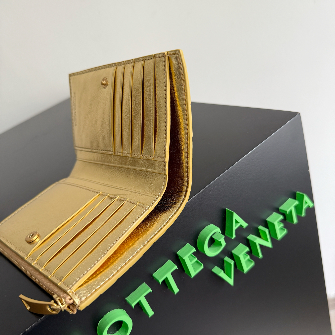BOTTEGA VENETA葆蝶家新品编织小钱包出货啦！！！🥰🥰细选头层羊皮面料制作，轻奢的小钱包，外观优雅大气的同时，它的实用性也是满满的哦，可以同时收纳零钱和驾照与各种卡，小小一个能够放进口袋里随身携带，真的非常方便[鼓掌][鼓掌]
款号：667468
尺寸：14.5*9.3*2cm