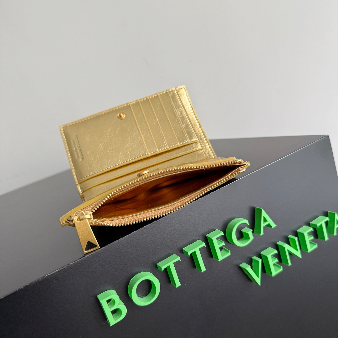 BOTTEGA VENETA葆蝶家新品编织小钱包出货啦！！！🥰🥰细选头层羊皮面料制作，轻奢的小钱包，外观优雅大气的同时，它的实用性也是满满的哦，可以同时收纳零钱和驾照与各种卡，小小一个能够放进口袋里随身携带，真的非常方便[鼓掌][鼓掌]
款号：667468
尺寸：14.5*9.3*2cm