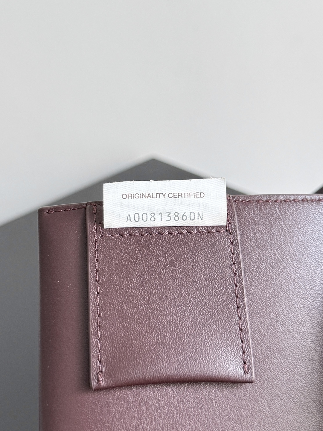 Bottega Veneta's small Sawyer leather model is still light and soft, and the straps can be knotted to adjust the length. Durable and large in capacity, it meets my extremely high standards for small carry-on bags. The texture of cowhide is really amazing, and it can be easily matched with both business and leisure. This bag is a Sawyer Bag that is interpreted with triangles and geometric circles👜. Its soft but indestructible appearance constitutes its fashionable beauty. You can freely adjust the length of the backpack😊No matter how complicated the world is, as long as there is a bag with you, everything will become better, and it is easy for boys and girls to control it!
Style number: 815807
Size: 25*17*12cm photo 6