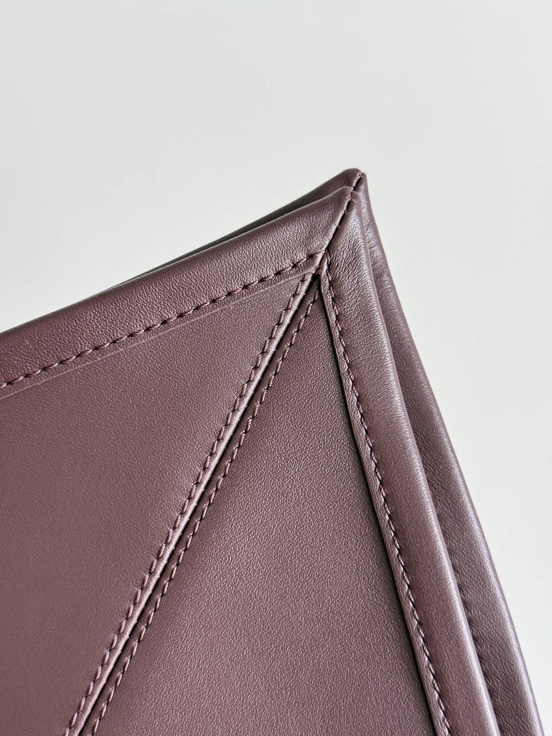 Bottega Veneta's small Sawyer leather model is still light and soft, and the straps can be knotted to adjust the length. Durable and large in capacity, it meets my extremely high standards for small carry-on bags. The texture of cowhide is really amazing, and it can be easily matched with both business and leisure. This bag is a Sawyer Bag that is interpreted with triangles and geometric circles👜. Its soft but indestructible appearance constitutes its fashionable beauty. You can freely adjust the length of the backpack😊No matter how complicated the world is, as long as there is a bag with you, everything will become better, and it is easy for boys and girls to control it!
Style number: 815807
Size: 25*17*12cm photo 7