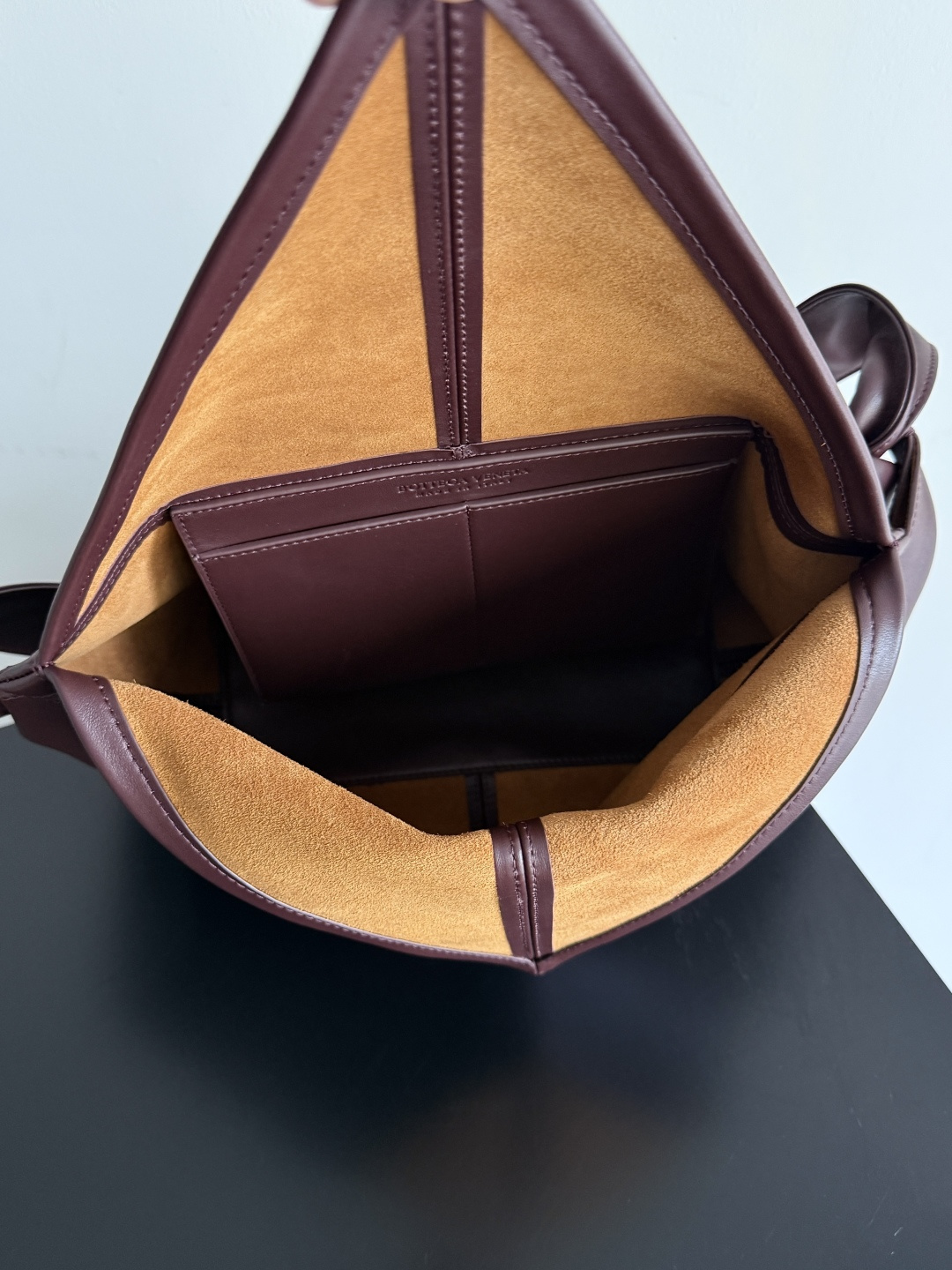 Bottega Veneta's small Sawyer leather model is still light and soft, and the straps can be knotted to adjust the length. Durable and large in capacity, it meets my extremely high standards for small carry-on bags. The texture of cowhide is really amazing, and it can be easily matched with both business and leisure. This bag is a Sawyer Bag that is interpreted with triangles and geometric circles👜. Its soft but indestructible appearance constitutes its fashionable beauty. You can freely adjust the length of the backpack😊No matter how complicated the world is, as long as there is a bag with you, everything will become better, and it is easy for boys and girls to control it!
Style number: 815807
Size: 25*17*12cm photo 8