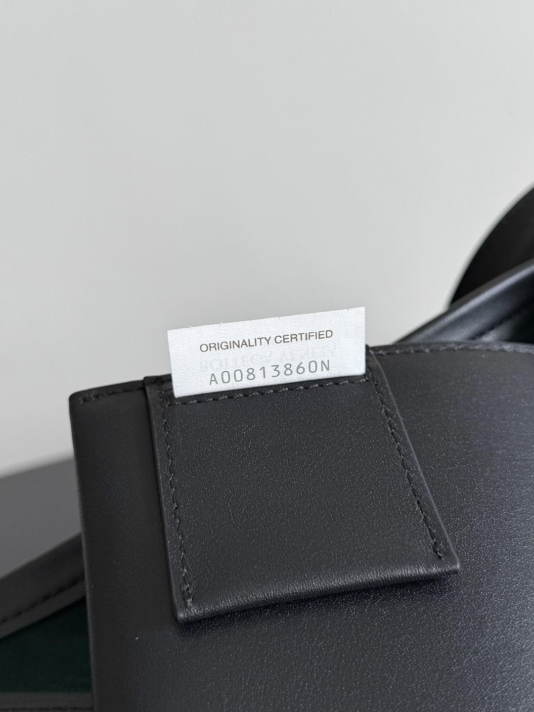 Bottega Veneta's small Sawyer leather model is still light and soft, and the straps can be knotted to adjust the length. Durable and large in capacity, it meets my extremely high standards for small carry-on bags. The texture of cowhide is really amazing, and it can be easily matched with both business and leisure. This bag is a Sawyer Bag that is interpreted with triangles and geometric circles👜. Its soft but indestructible appearance constitutes its fashionable beauty. You can freely adjust the length of the backpack😊No matter how complicated the world is, as long as there is a bag with you, everything will become better, and it is easy for boys and girls to control it!
Style number: 815807
Size: 25*17*12cm photo 2