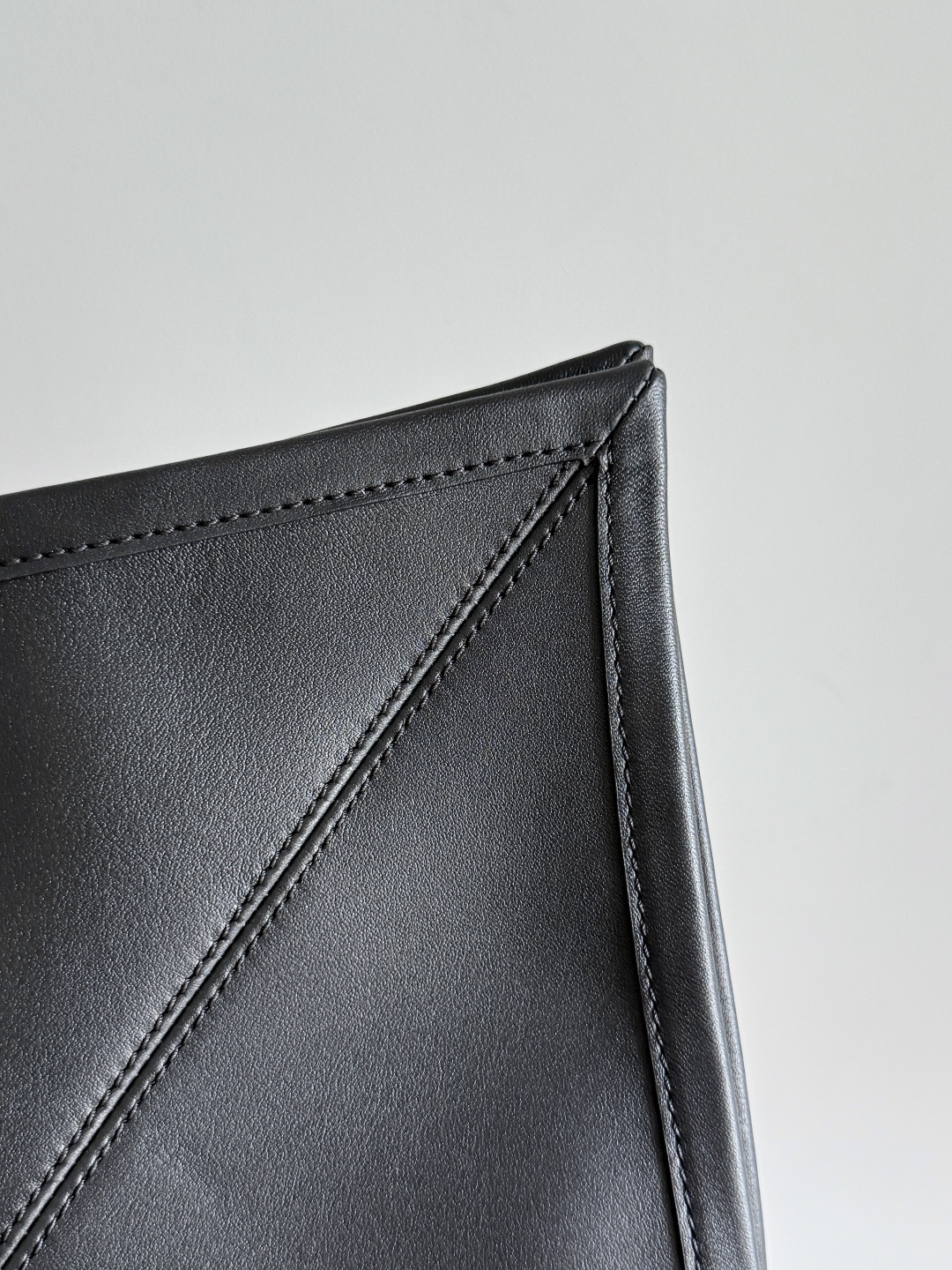 Bottega Veneta's small Sawyer leather model is still light and soft, and the straps can be knotted to adjust the length. Durable and large in capacity, it meets my extremely high standards for small carry-on bags. The texture of cowhide is really amazing, and it can be easily matched with both business and leisure. This bag is a Sawyer Bag that is interpreted with triangles and geometric circles👜. Its soft but indestructible appearance constitutes its fashionable beauty. You can freely adjust the length of the backpack😊No matter how complicated the world is, as long as there is a bag with you, everything will become better, and it is easy for boys and girls to control it!
Style number: 815807
Size: 25*17*12cm photo 4