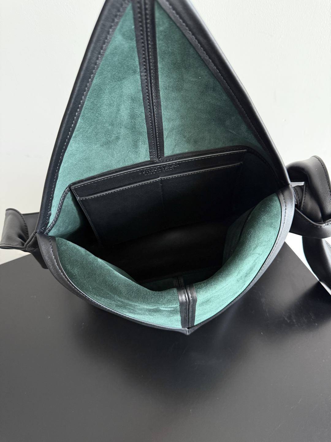 Bottega Veneta's small Sawyer leather model is still light and soft, and the straps can be knotted to adjust the length. Durable and large in capacity, it meets my extremely high standards for small carry-on bags. The texture of cowhide is really amazing, and it can be easily matched with both business and leisure. This bag is a Sawyer Bag that is interpreted with triangles and geometric circles👜. Its soft but indestructible appearance constitutes its fashionable beauty. You can freely adjust the length of the backpack😊No matter how complicated the world is, as long as there is a bag with you, everything will become better, and it is easy for boys and girls to control it!
Style number: 815807
Size: 25*17*12cm photo 6