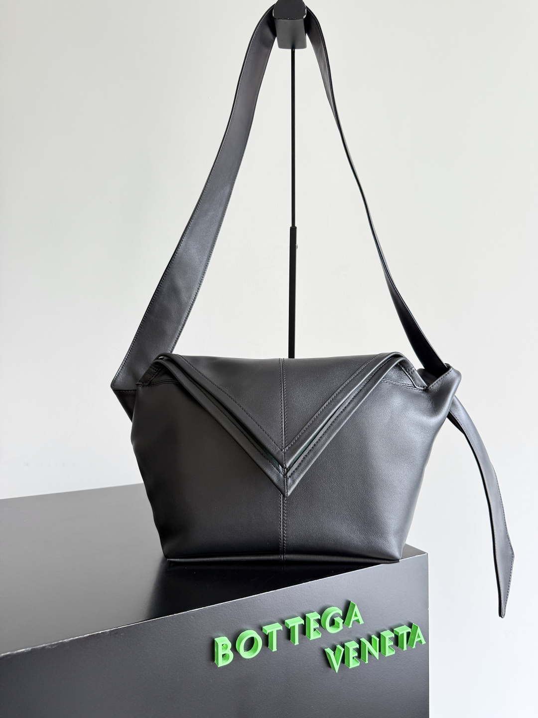 NO:338503,The super-grade Bottega Veneta Sawyer cowhide style, but it is still light and soft, and the strap is knotted and adjusted to the length by itself. It is durable and large in capacity, which meets my super high standards for small bags. The texture of cowhide is really terrifying and can be easily matched for business and casual. This bag is a Sawyer Bag interpreted by triangles and geometric circles. Its soft but indestructible appearance constitutes its fashionable beauty. The length of the backpack is adjusted by you. No matter how complicated the world is, as long as you have a bag, everything will become better and it is easy for boys and girls to control it!  Model number 815807 Size 25*17*12cm, Super BV, bottega veneta, bottega veneta, cowhide19860909特级 Bottega Veneta 小号 Sawyer 牛皮款,但却依旧轻盈柔软,背带是自己打结调整长度的.耐用容量大,满足了我对随身小包的超高标准.牛皮的质感真的很哇塞,商务休闲皆可轻松搭配.这款包包是用三角形与几何圆形去演绎的Sawyer Bag,柔软却坚不可摧的样貌构成它的时尚美貌,自由变化背袋的长度由你来调整无论世界多么复杂,只要有包包相伴,一切都变得美好起来,男生女生都很容易驾驭哦！ 款号815807 尺寸25*17*12cm,特级BV,bottega veneta,bottega veneta,cowhide,Bag