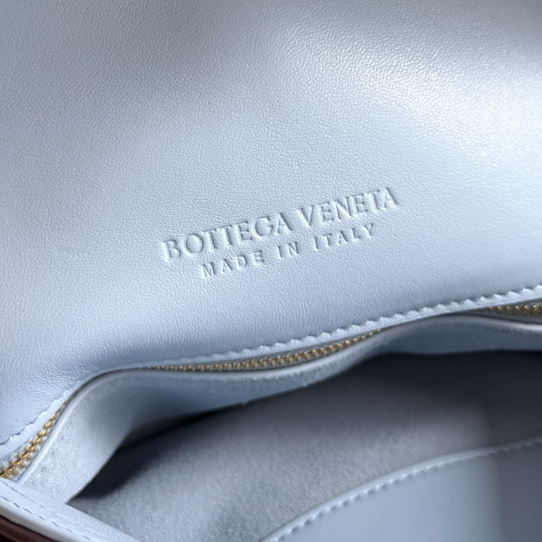 来自1970年的灵感，Bottega Veneta 女士徽标单肩包，光滑皮面带来干净的帅气感，就像职场女