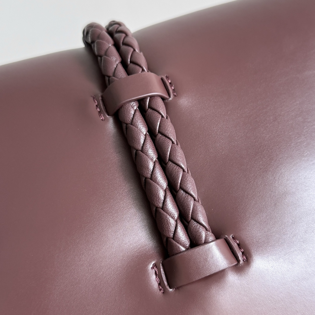 来自1970年的灵感，Bottega Veneta 女士徽标单肩包，光滑皮面带来干净的帅气感，就像职场女