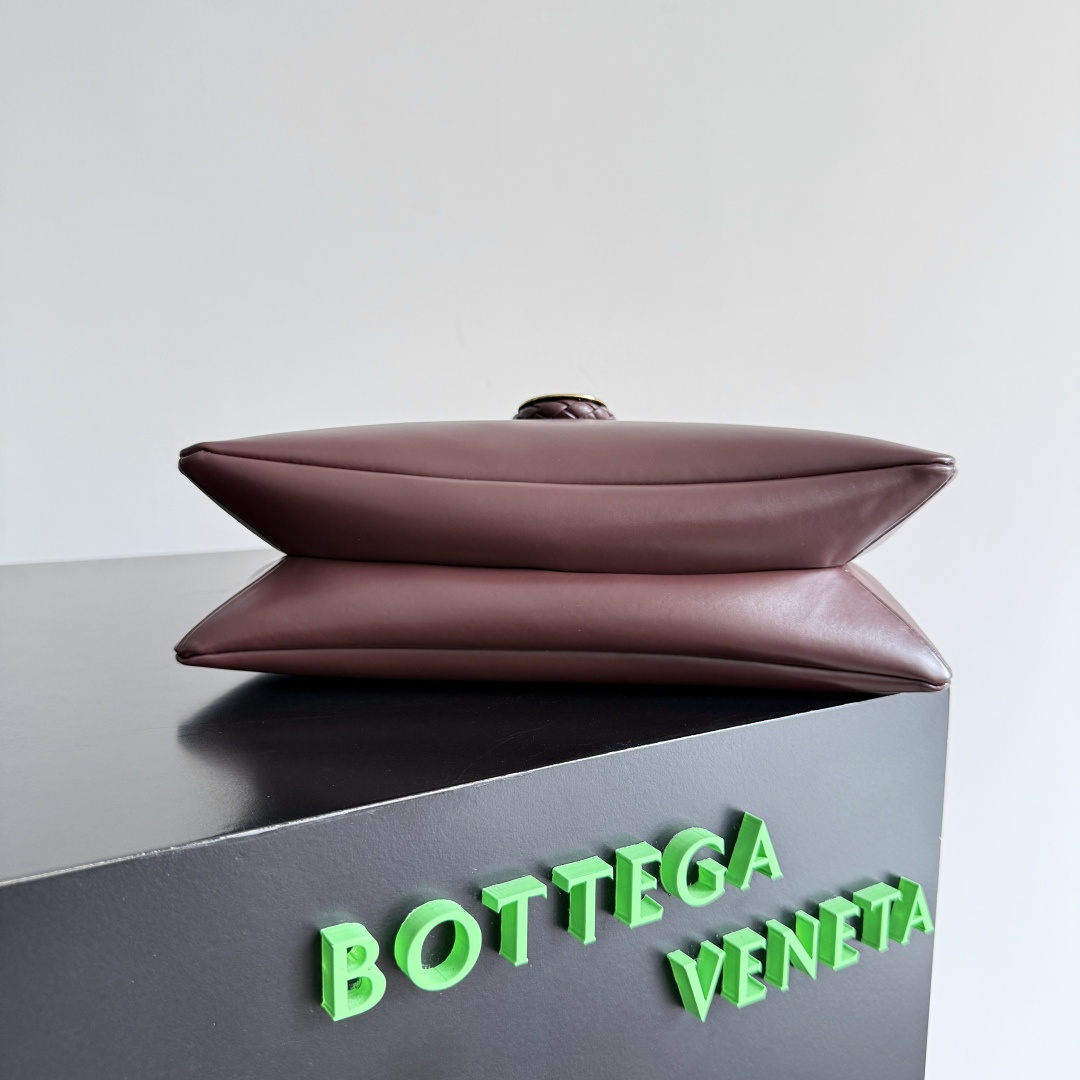 来自1970年的灵感，Bottega Veneta 女士徽标单肩包，光滑皮面带来干净的帅气感，就像职场女