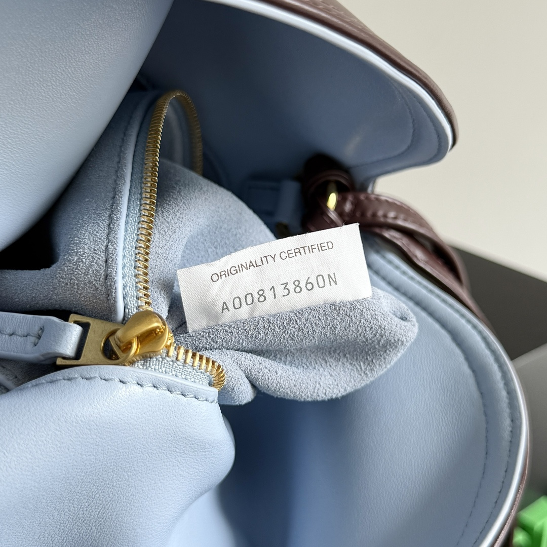 来自1970年的灵感，Bottega Veneta 女士徽标单肩包，光滑皮面带来干净的帅气感，就像职场女