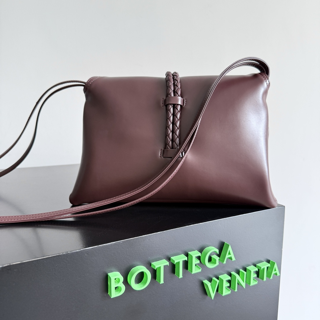 来自1970年的灵感，Bottega Veneta 女士徽标单肩包，光滑皮面带来干净的帅气感，就像职场女