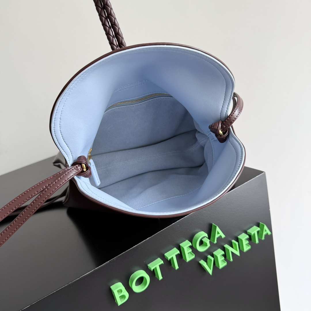 来自1970年的灵感，Bottega Veneta 女士徽标单肩包，光滑皮面带来干净的帅气感，就像职场女