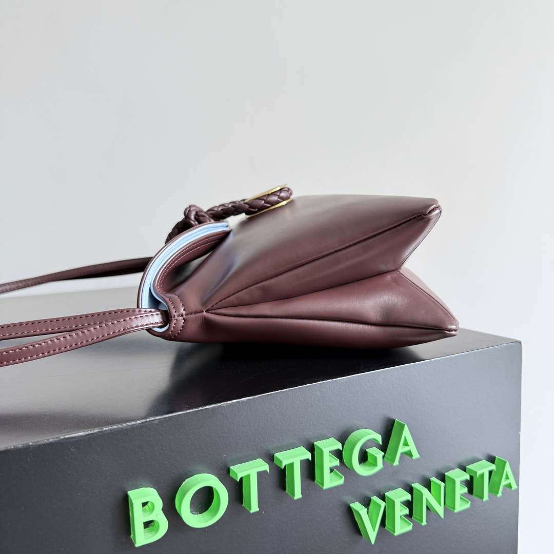 来自1970年的灵感，Bottega Veneta 女士徽标单肩包，光滑皮面带来干净的帅气感，就像职场女