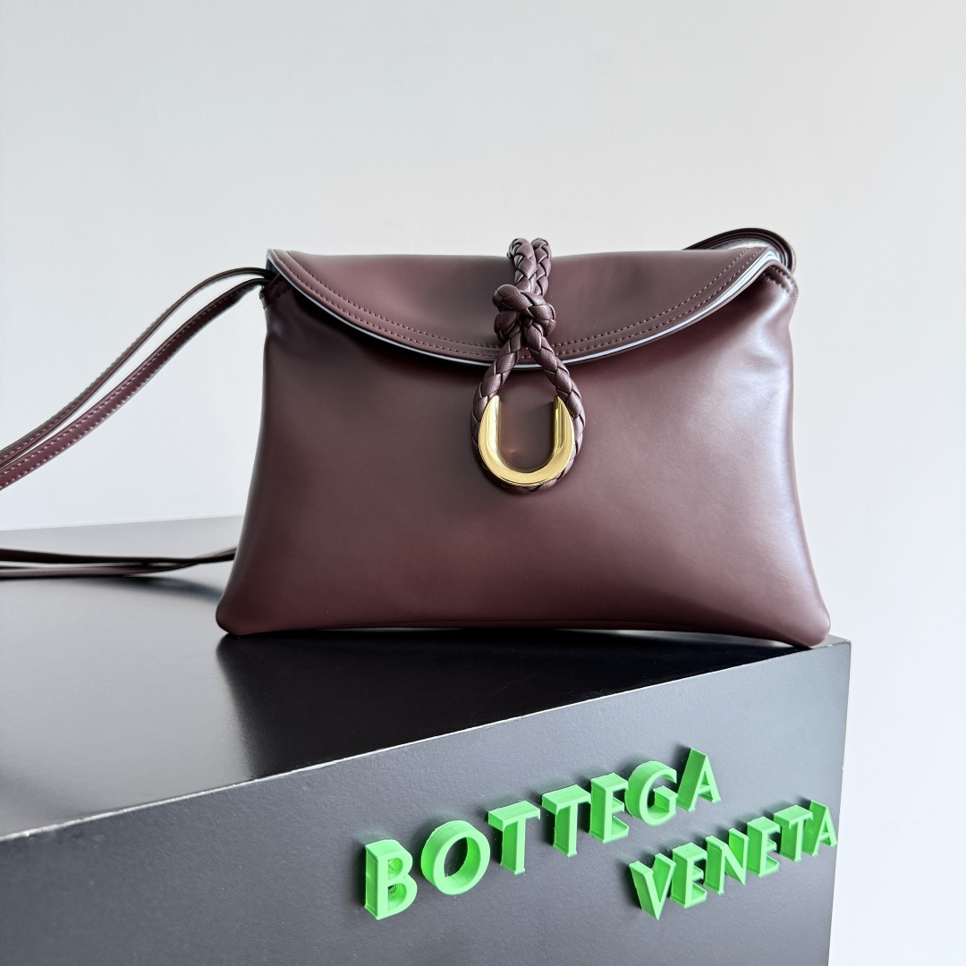 来自1970年的灵感，Bottega Veneta 女士徽标单肩包，光滑皮面带来干净的帅气感，就像职场女