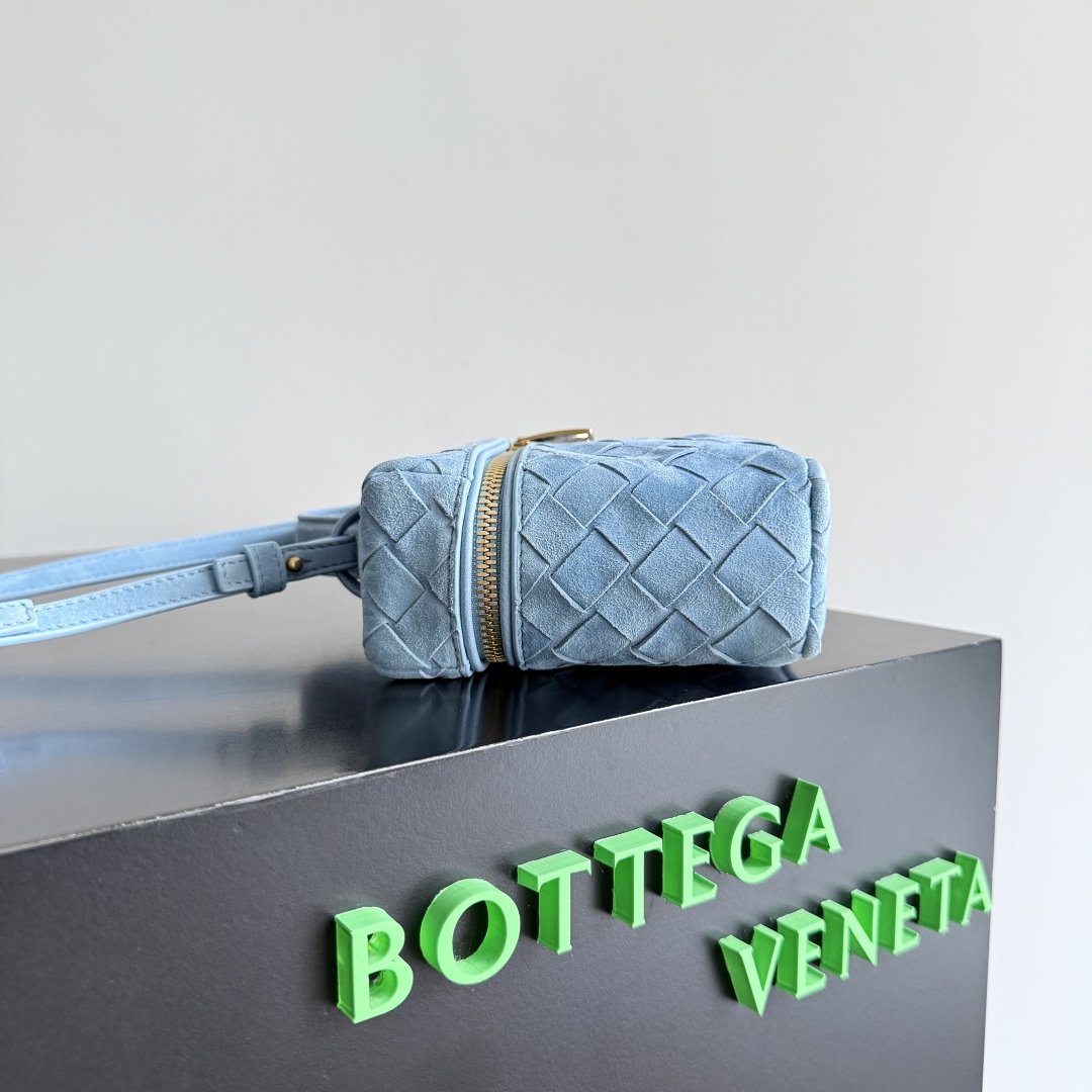  Bottega Veneta 麂皮系列25秋冬编织拉链斜挎包 一款可以做化妆包的斜挎包包，精致的编织，