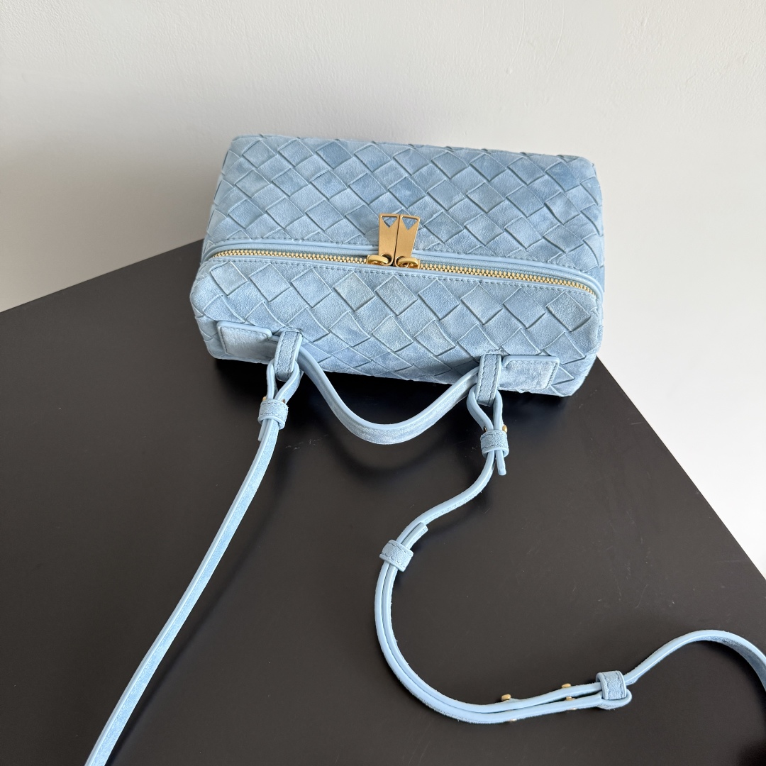  Bottega Veneta 麂皮系列25秋冬编织拉链斜挎包 一款可以做化妆包的斜挎包包，精致的编织，