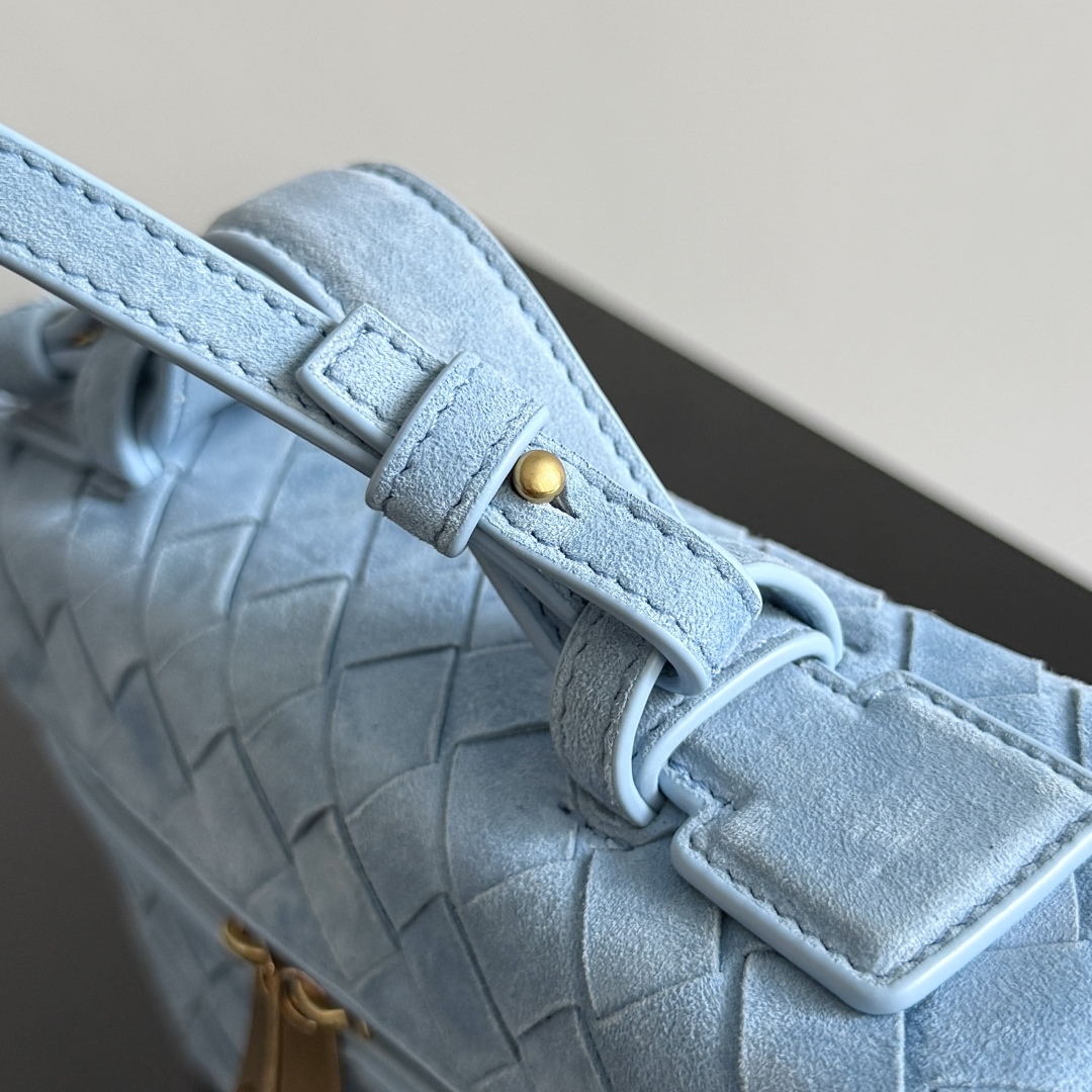  Bottega Veneta 麂皮系列25秋冬编织拉链斜挎包 一款可以做化妆包的斜挎包包，精致的编织，