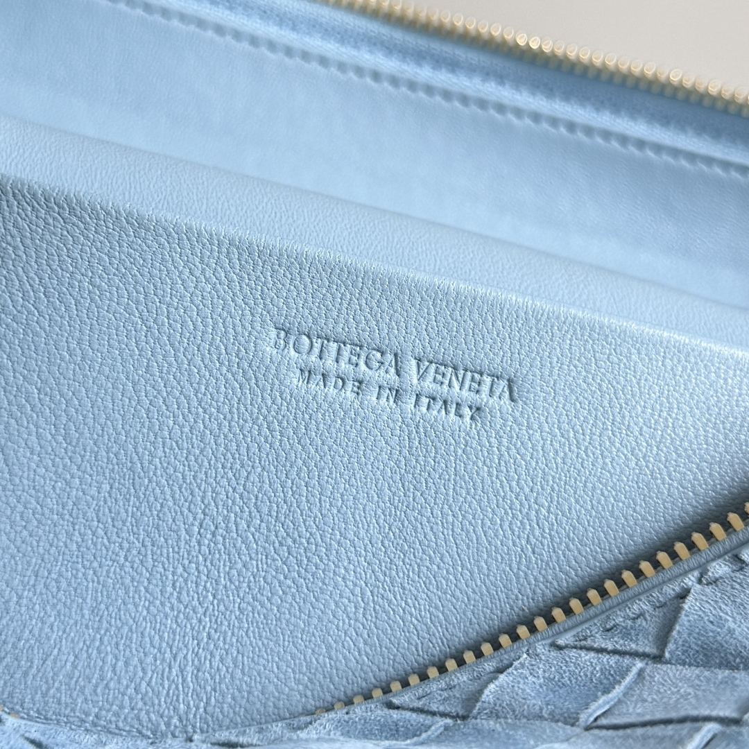  Bottega Veneta 麂皮系列25秋冬编织拉链斜挎包 一款可以做化妆包的斜挎包包，精致的编织，