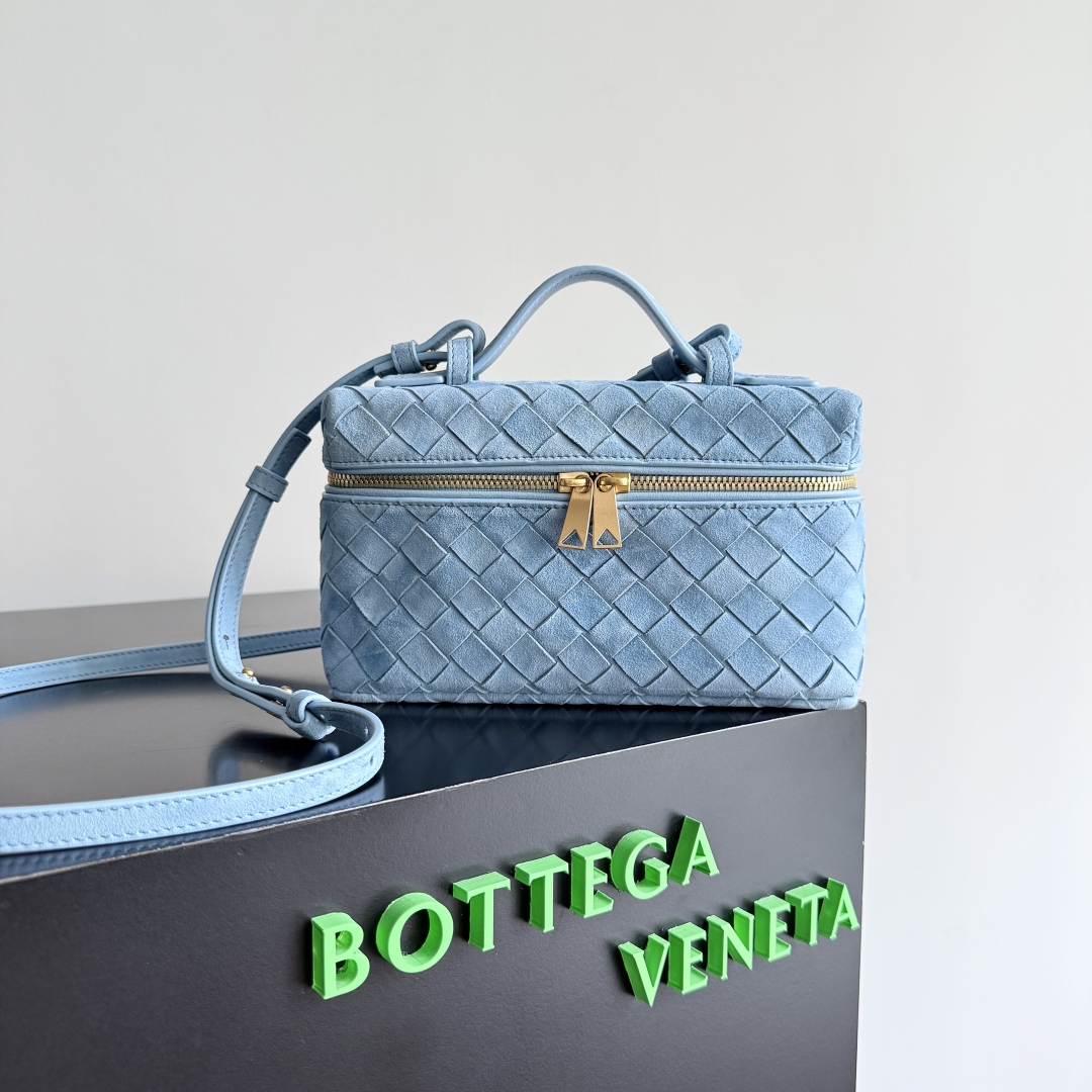  Bottega Veneta 麂皮系列25秋冬编织拉链斜挎包 一款可以做化妆包的斜挎包包，精致的编织，