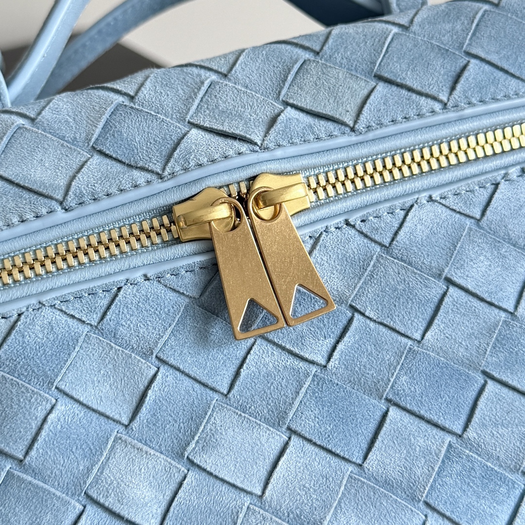  Bottega Veneta 麂皮系列25秋冬编织拉链斜挎包 一款可以做化妆包的斜挎包包，精致的编织，