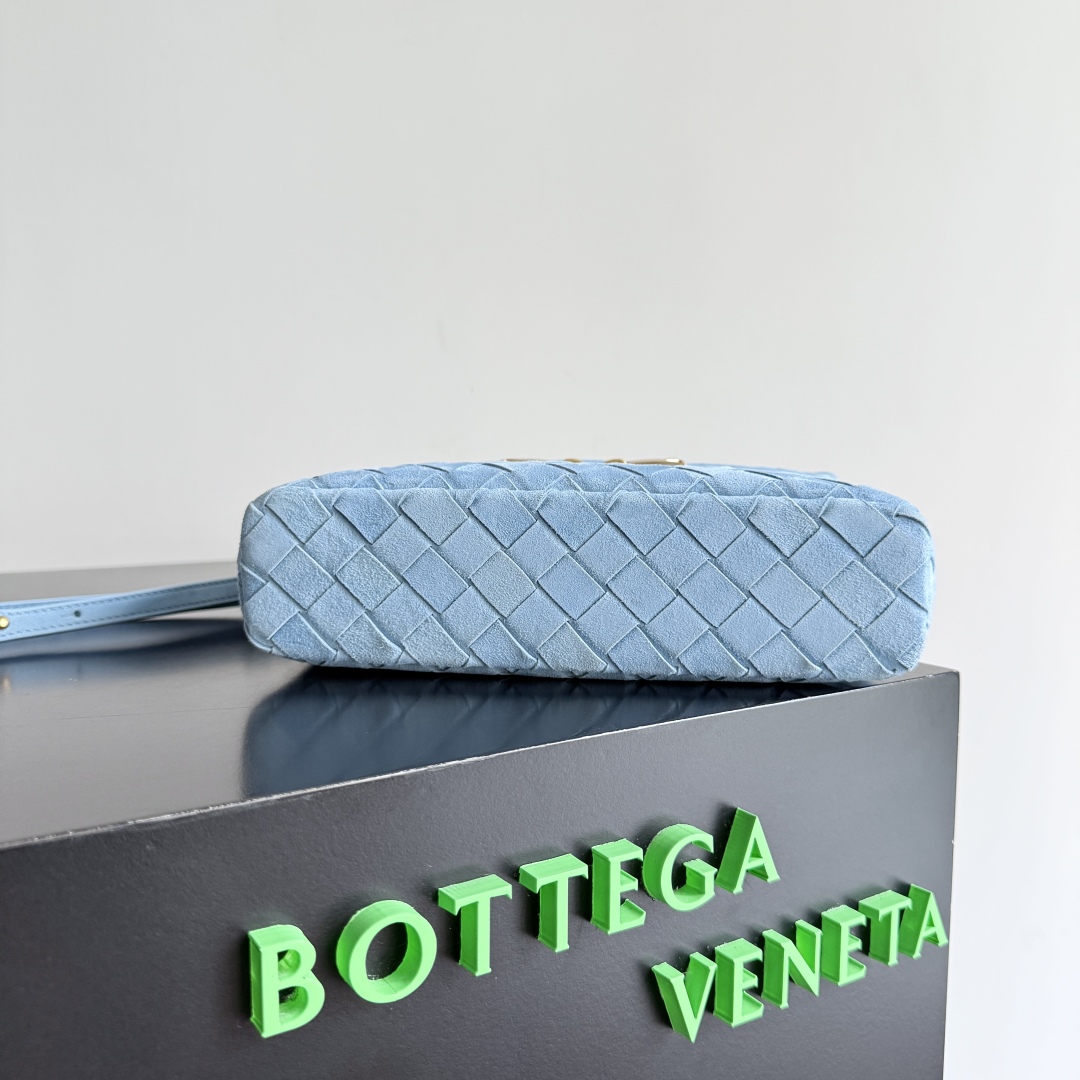  Bottega Veneta 麂皮系列25秋冬编织拉链斜挎包 一款可以做化妆包的斜挎包包，精致的编织，