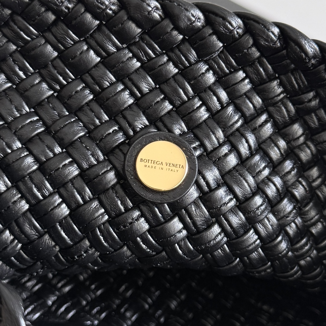  Bottega Veneta家Tosca，以精湛Intrecciato编织工艺打造，立体梯形剪裁，利落
