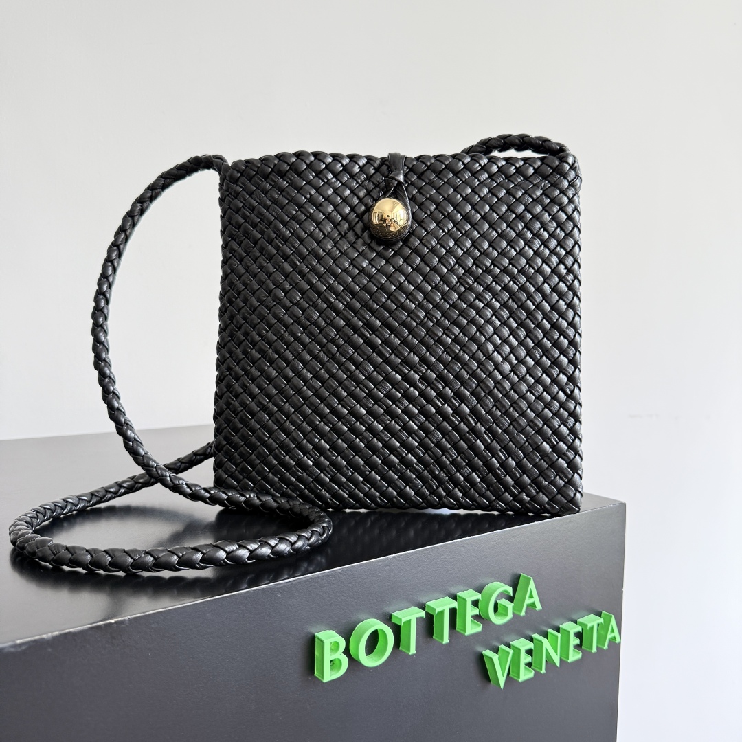  Bottega Veneta家Tosca，以精湛Intrecciato编织工艺打造，立体梯形剪裁，利落