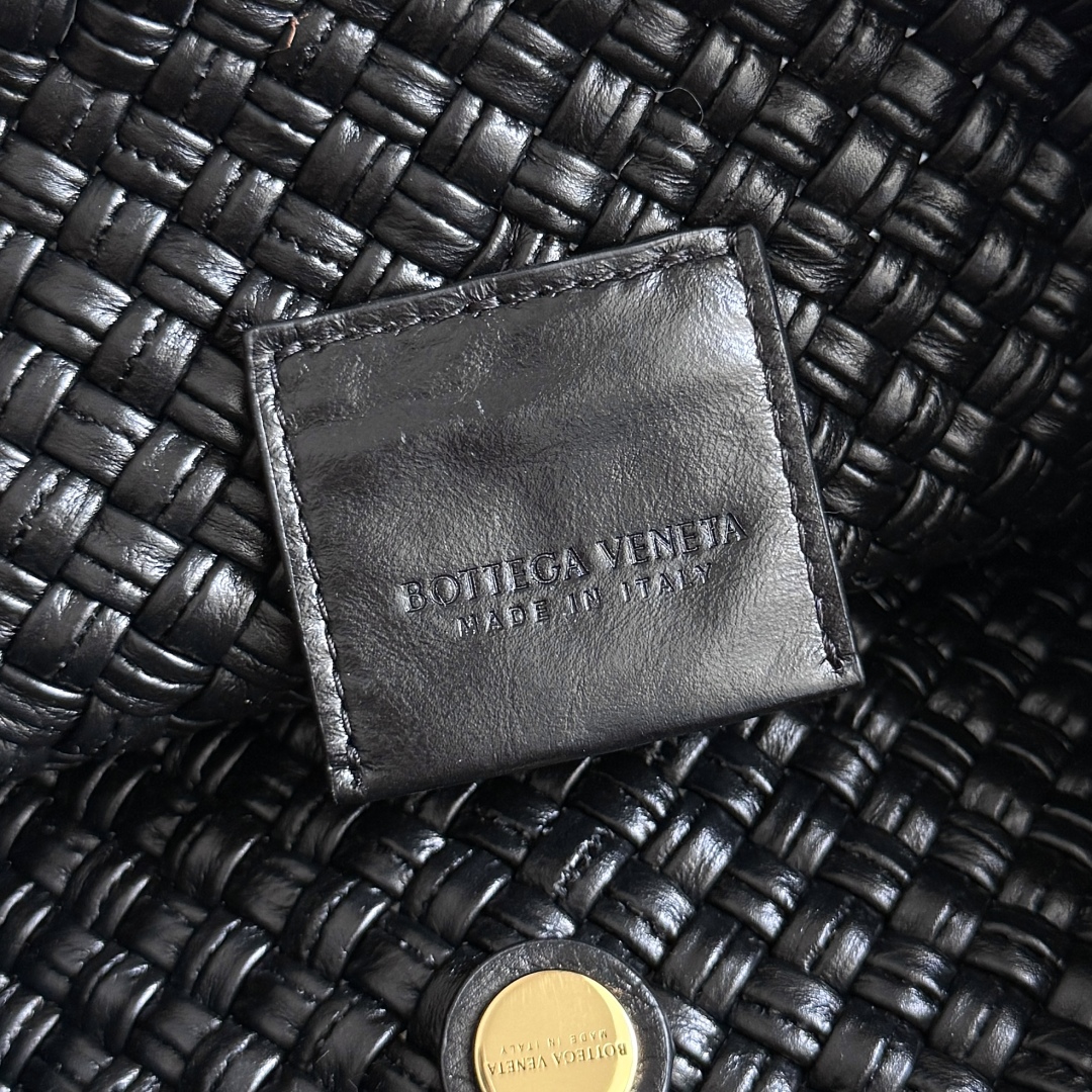  Bottega Veneta家Tosca，以精湛Intrecciato编织工艺打造，立体梯形剪裁，利落