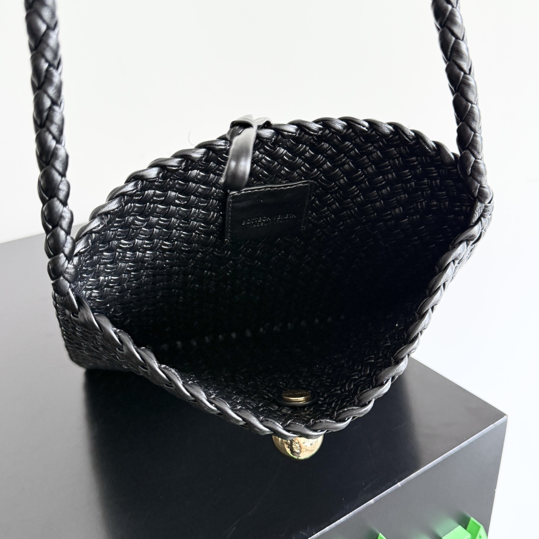  Bottega Veneta家Tosca，以精湛Intrecciato编织工艺打造，立体梯形剪裁，利落